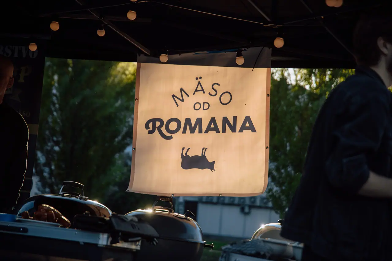 Stánok Mäso od Romana večer s osvetlením