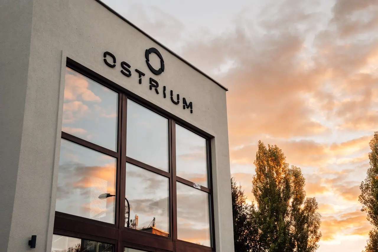 Logo OSTRIUM nad veľkým oknom budovy