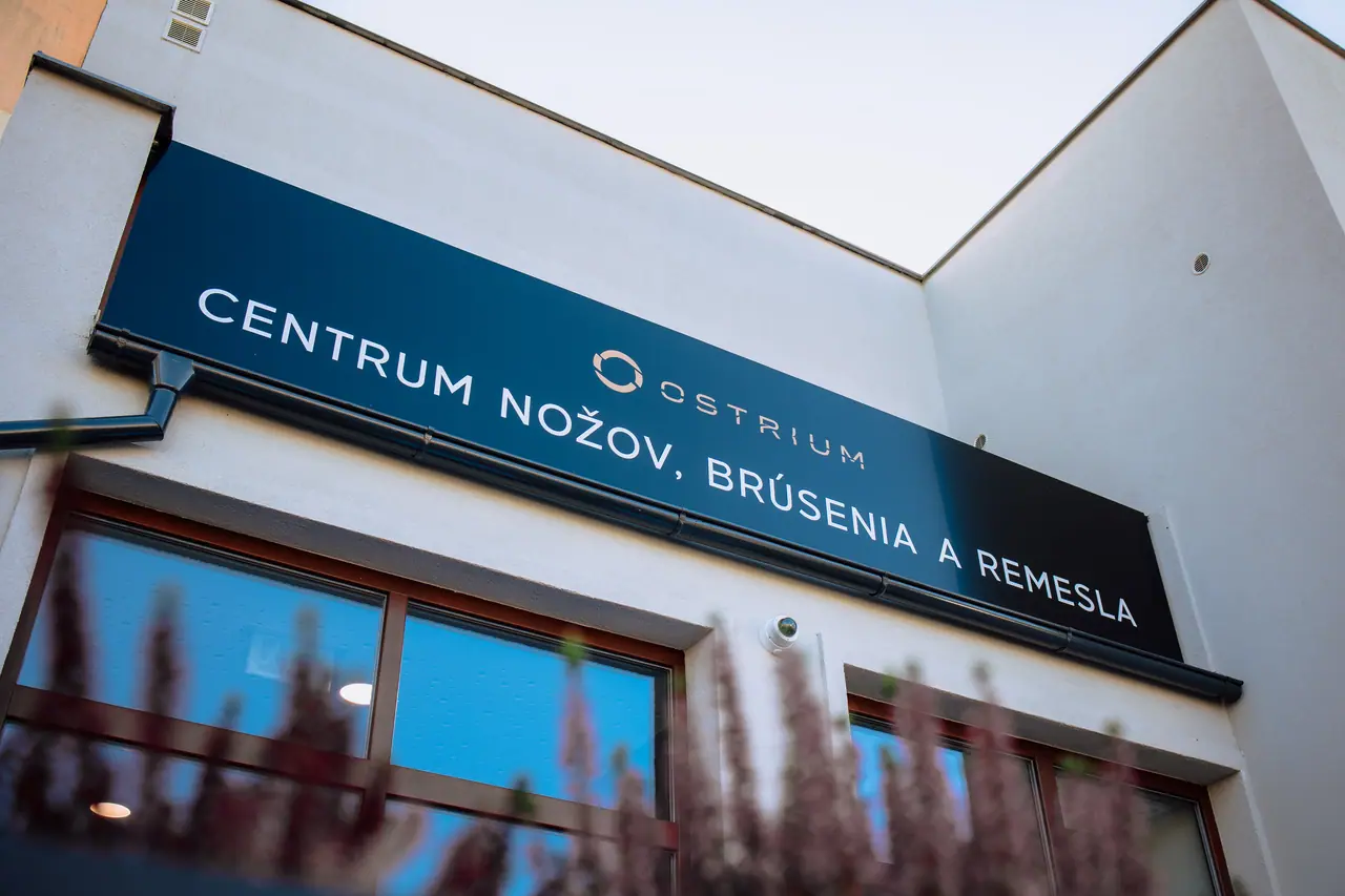 Fasáda predajne OSTRIUM – Centrum nožov, brúsenia a remesla v Piešťanoch