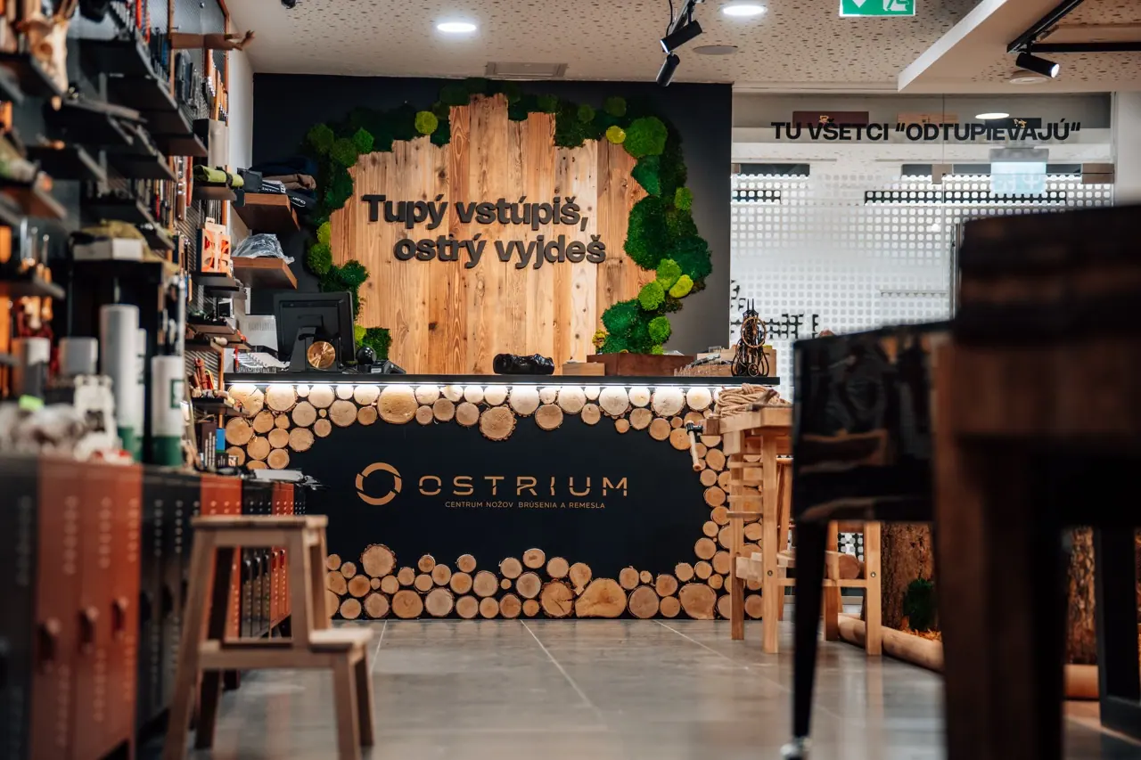 Pult s logom OSTRIUM a nápisom Tupý vstúpiš, ostrý vyjdeš