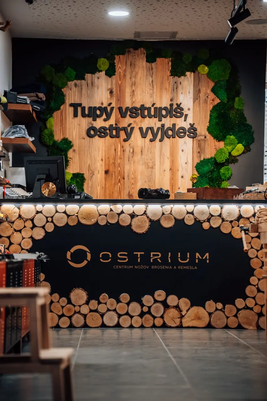 Pult OSTRIUM s machovou stenou, na výšku