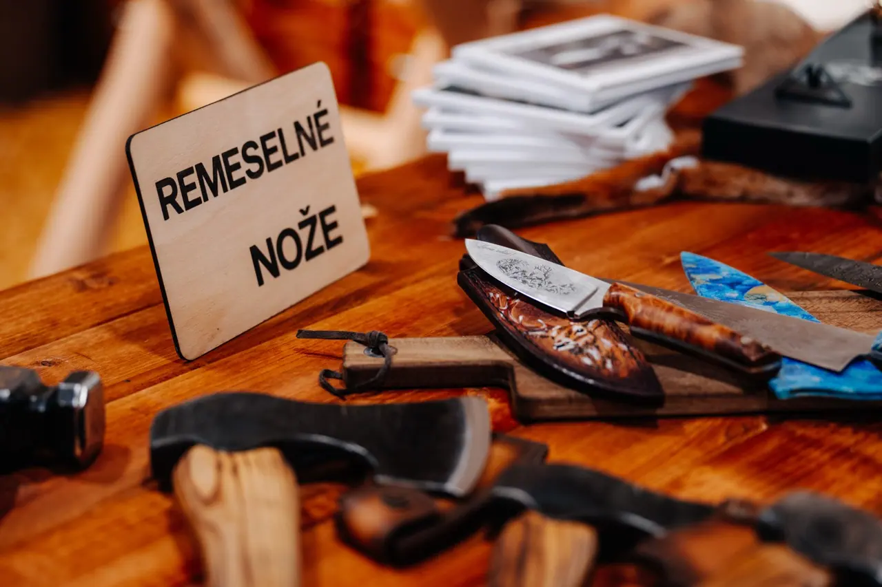 Remeselné nože pri cedulke Remeselné nože