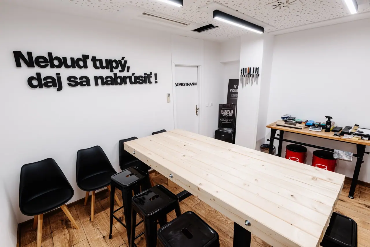 Drevený stôl v učebni na kurzy a stretnutia