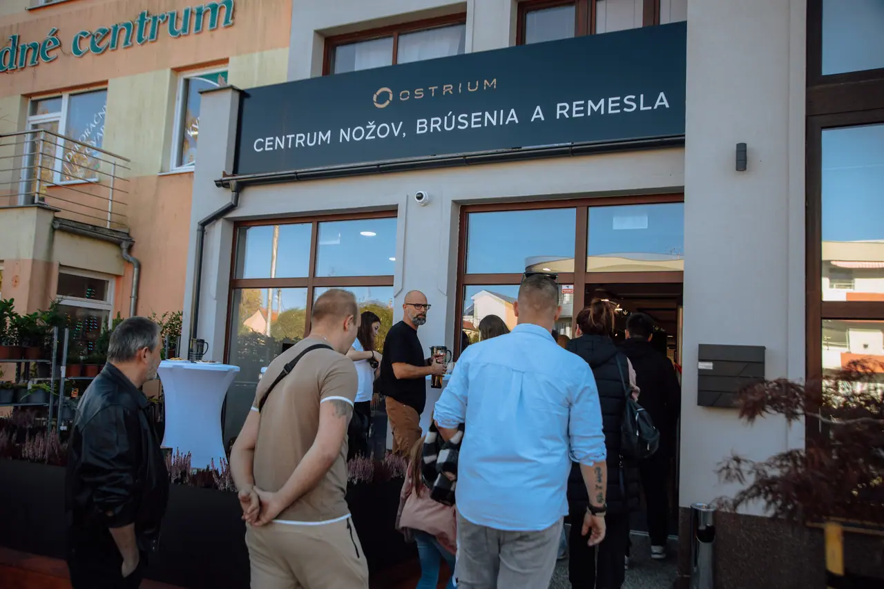 Návštevníci pred vchodom do OSTRIUM v deň otvorenia